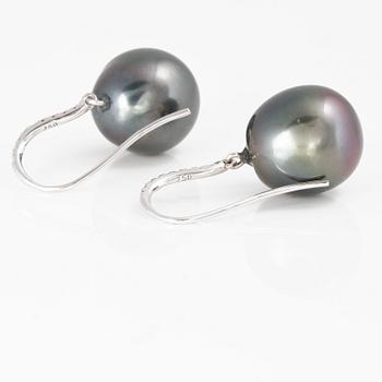 ÖRHÄNGEN, 1 par, med odlade Tahitipärlor och 18 briljantslipade diamanter.