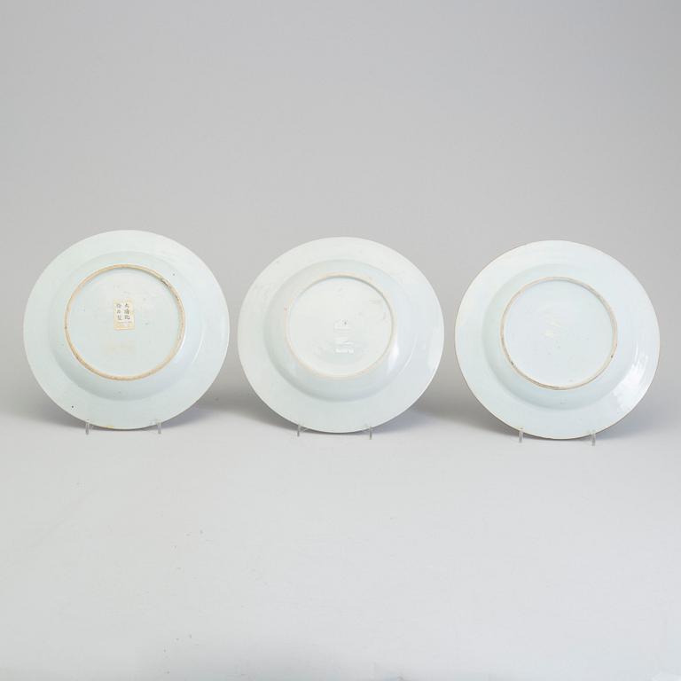 Three famille rose export porcelain plates, Qing dynasty, early 18th century.