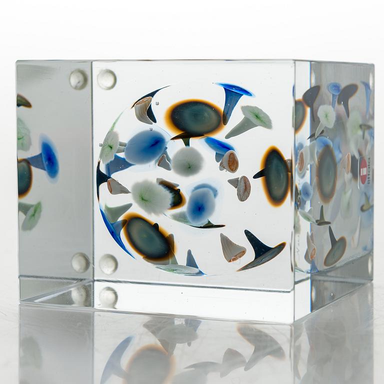OIVA TOIKKA, An annual glass cube, signed Oiva Toikka Nuutajärvi 2005 and numbered 374/2000.