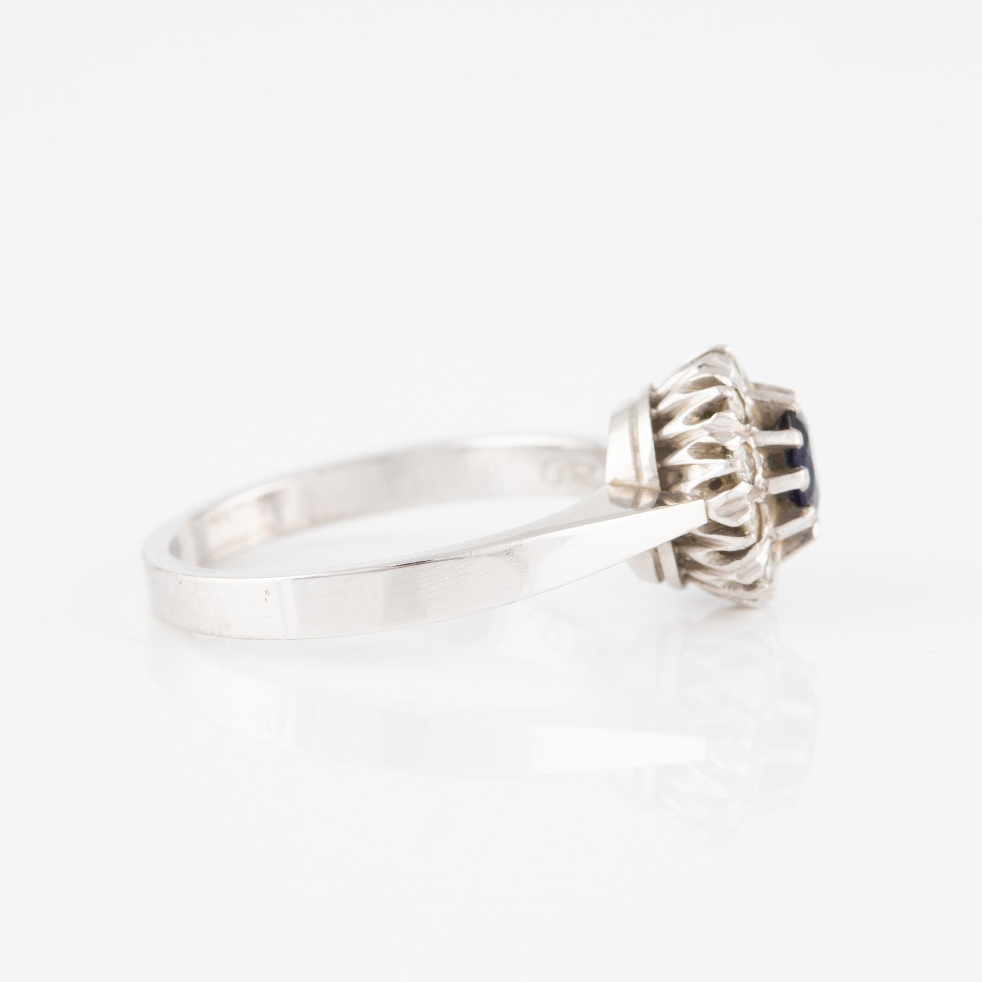 Ring, carmosé, Evert Lindberg, 18K white gold with sapphire and brilliant-cut diamonds.