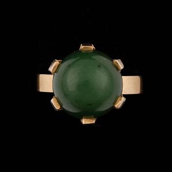 RING, 18k guld med cabochonslipad grön sten troligen kalcedon, Stigbert, Stockhlm, 1968. Vikt 5,2g.