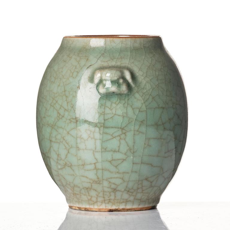 A celadon crackle glaze jar with handles, Qing dynasty, 18th century.