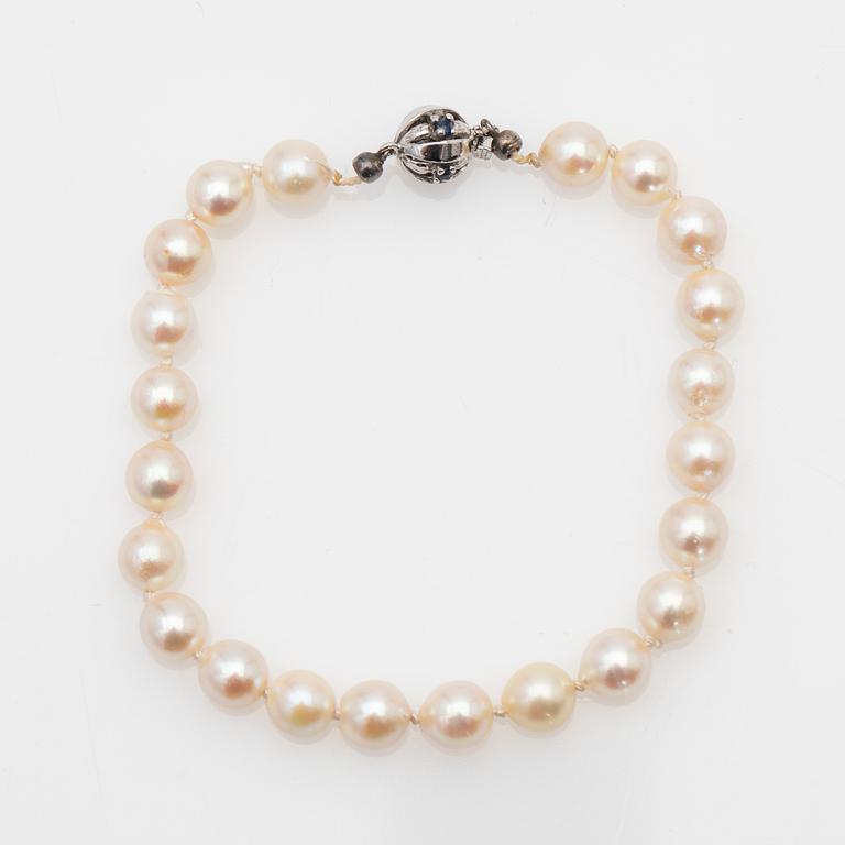 Pearl bracelet, clasp in silver with stones.