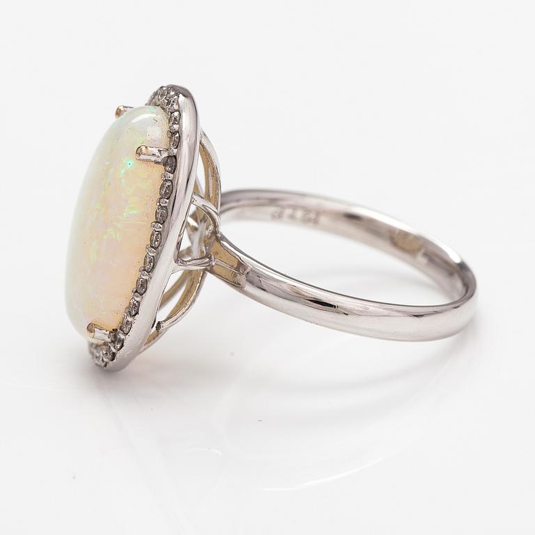 Sormus, 18k valkokultaa, opaali n. 4.64 ct ja timantteja n. 0.35 ct yht todistuksen mukaan.