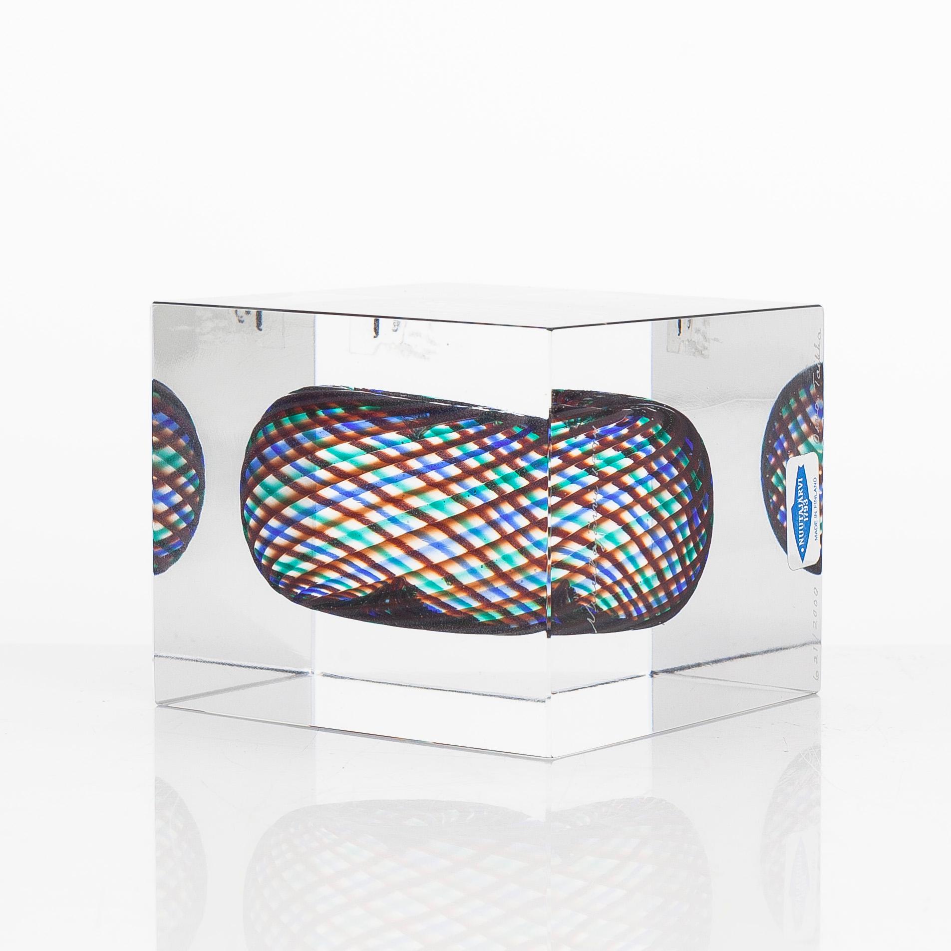 Oiva Toikka, årskub, glas, signerad Oiva Toikka, Nuutajärvi 1994, numrerad 621/2000.