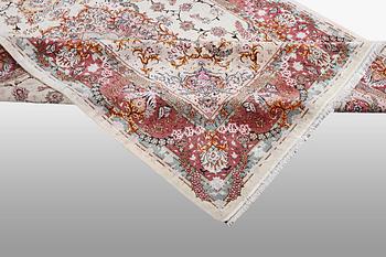 A carpet, Tabriz par silk, 60 Raj, ca 294 x 197 cm.