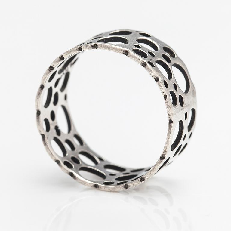 Liisa Vitali, A silver ring "Pitsi". Aatos Johannes Hauli, Helsinki 1968.