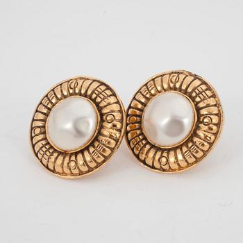 CHANEL, a pair of decorative pearl and gold metal clip earings.