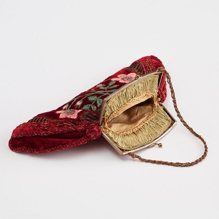 Anna Casparsson, EMBROIDERED HANDBAG, height ca 14 cm, width ca 26,5 cm, designed and embroidered by Anna Casparsson.