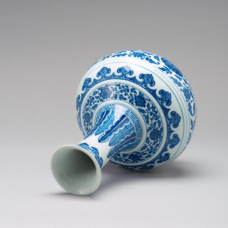 A blue and white vase, Qing dynasty, with Qianlong seal mark.