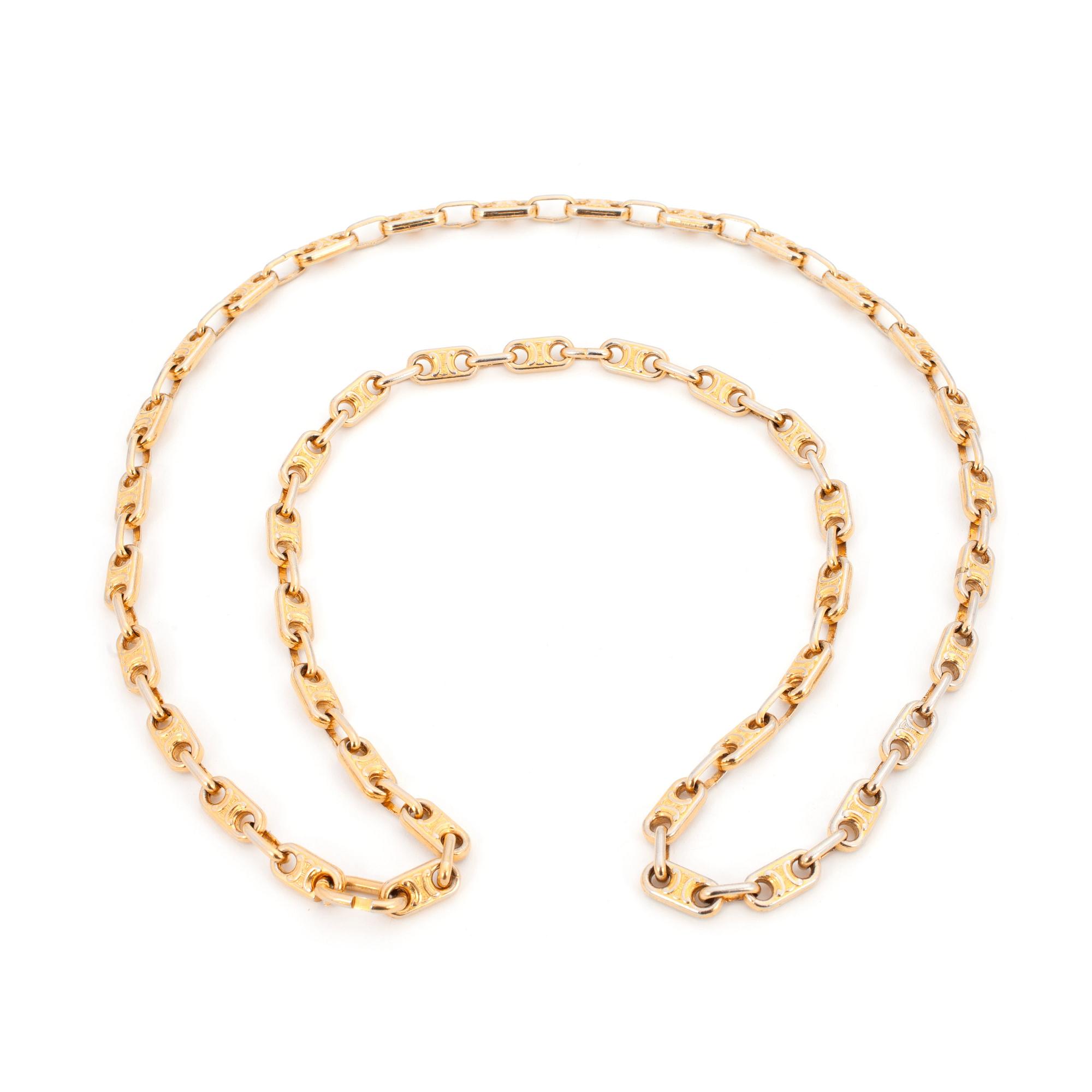 CÉLINE, a gold colored chain necklace.