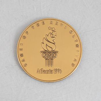 Deltagarmedalj OS, Atlanta 1996 samt tygmärke för den svenska OS-truppen.