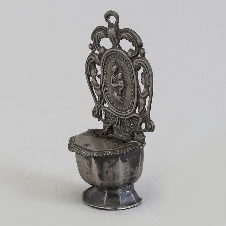 AN 18TH CENTURY PEWTER HOLY WATER BOWL.