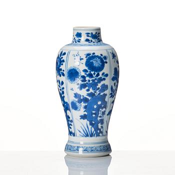 A blue and wite vase, Qing dynasty, Kangxi (1662-1722).