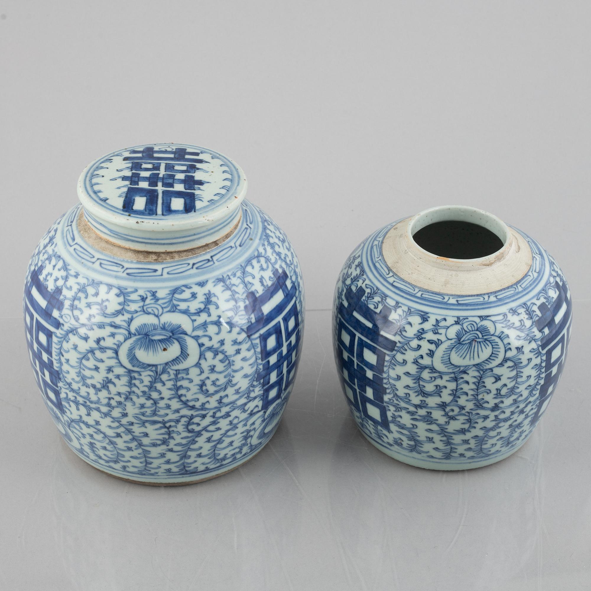 Bojaner, a pair, similar, porcelain. China, Qing, circa 1900.