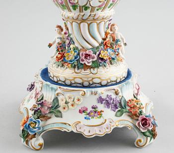 Grandeur vase on socket in porcelain, Dresden, 20th century.