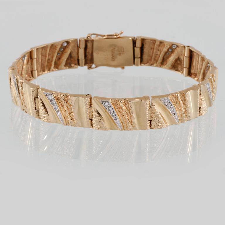 ARMBAND, 18K guld och vitguld med briljantslipade diamanter 0.54 ct, "Vildmark", Carlsen, Sundsvall, 1997. Vikt 41,9 g.