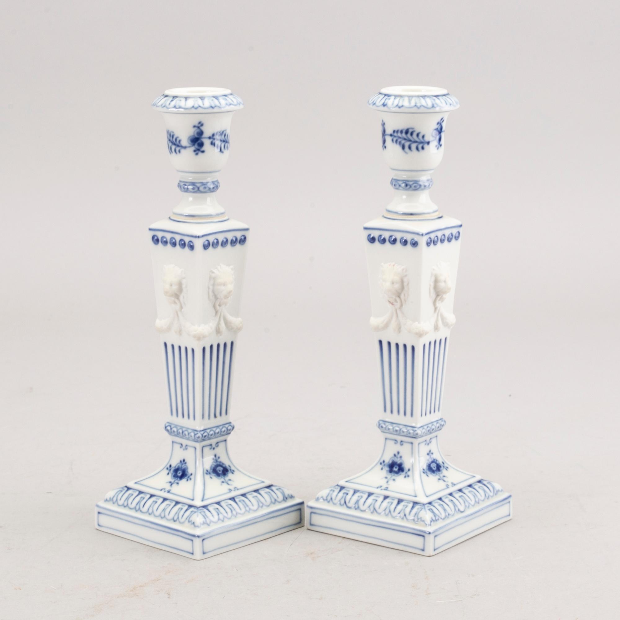 LJUSSTAKAR ett par "Musselmalet" Royal Copenhagen Danmark 1900-talets andra hälft porslin.