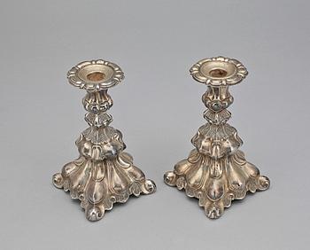 LJUSSTAKAR, ett par, silver, nyrokoko, 1800-talets slut. Importstämplar.