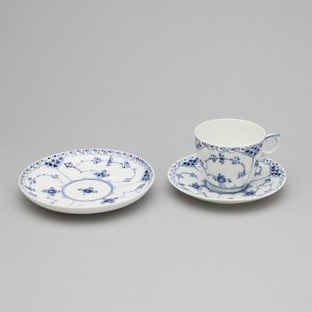 SERVISDELAR, 27 delar, "Musselmalet", Royal Copenhagen, 1900-talets.