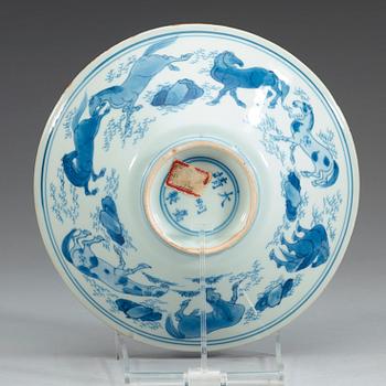 A blue and white Transitional bowl, 17th century.