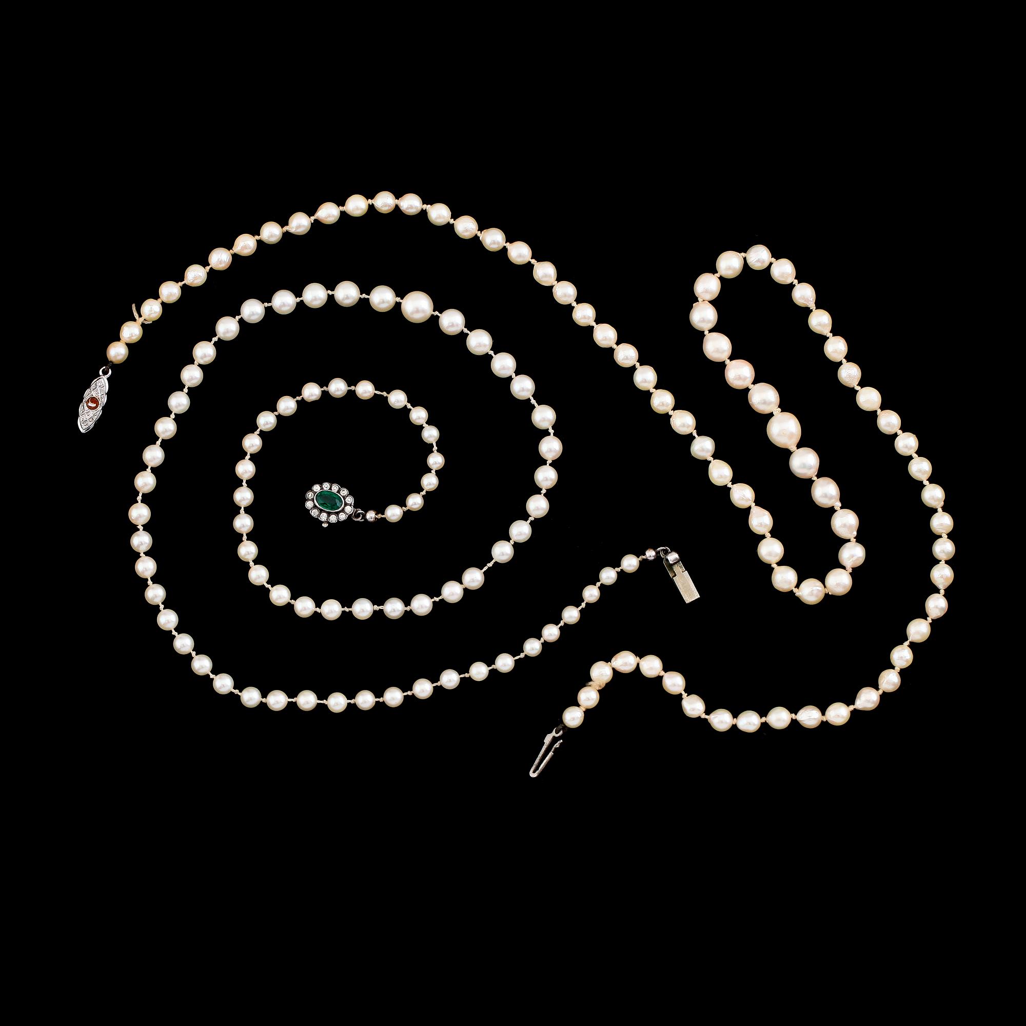 PÄRLCOLLIER, 2 st, odlade sötvattenpärlor, 1900-talets andra hälft.