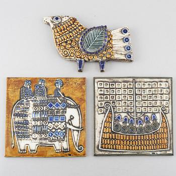 Lisa Larson, väggreliefer, 3 st, stengods, bl.a. ur serien "Unik", Gustavsberg.