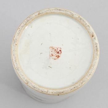 A Chinese porcelain vase, first half of the 20th century.