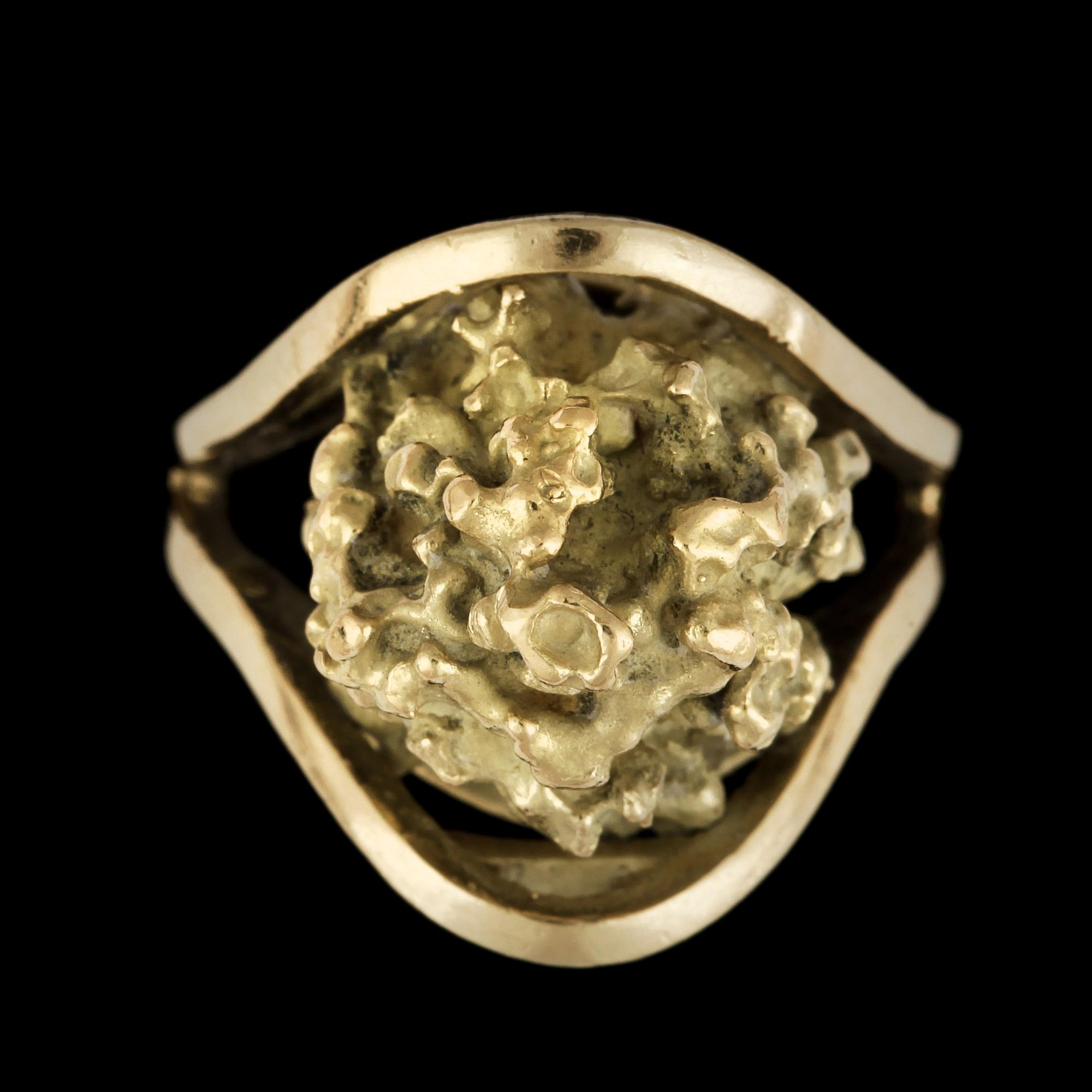 RING, 18 k guld. Vikt ca 15 g.