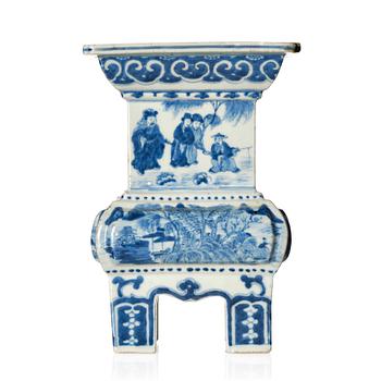 1339. A blue and white incense burner, Qing dynasty, 19th century.