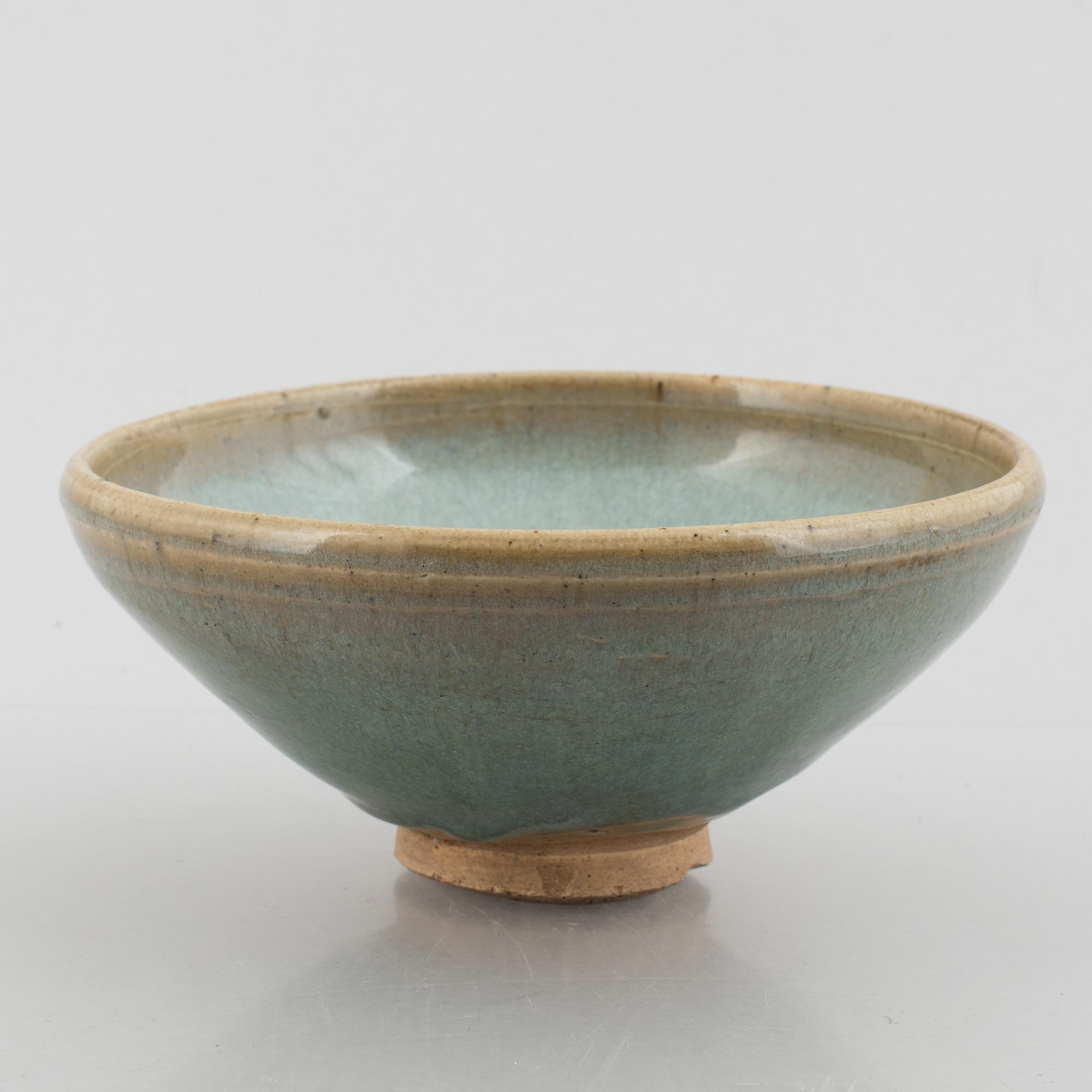 A Junyao glazed bowl. Yuan / Ming dynasty.