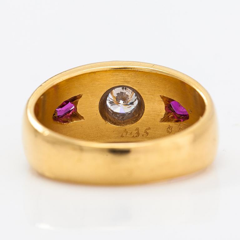 An 18K gold ring with a ca 0.35 ct diamond and rubies. Jurgen Girgsdies Juvel-Guldsmedja, Västerhaninge.