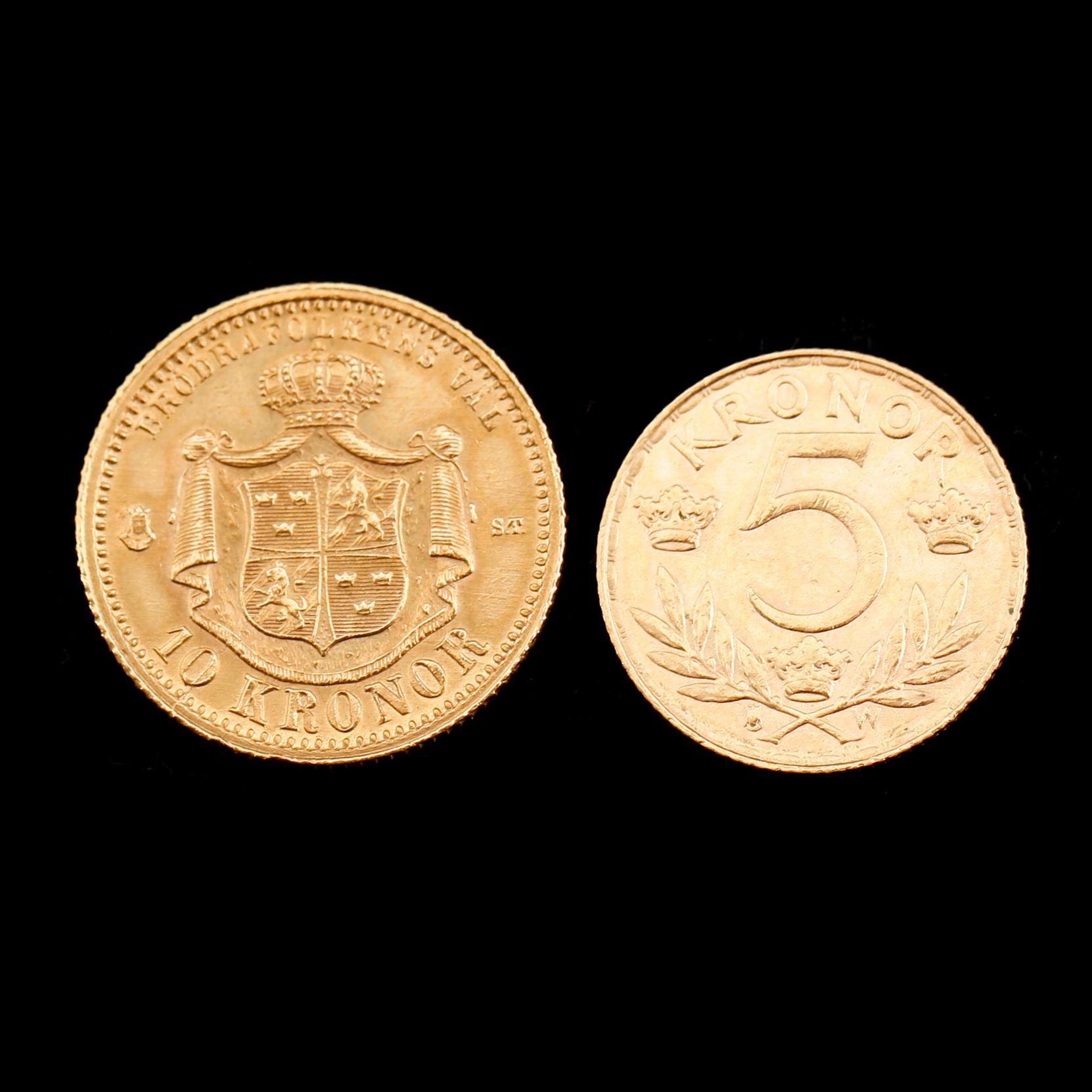 GULDMYNT, 2 st, 10 kronor, Oscar II, 1874 samt 5 kronor, Gustaf V, 1920. Vikt ca 7 gram.
