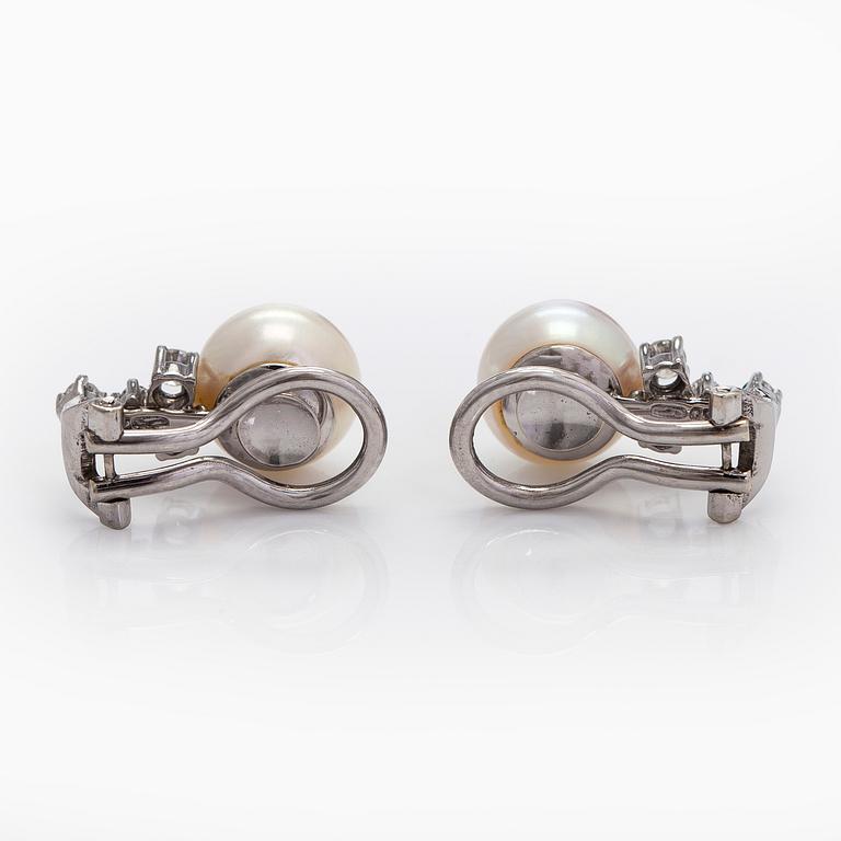 Pearl earrings, cultured pearls, brilliant cut diamonds, 18K white gold.