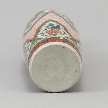 A Chinese wucai porcelain rouleau vase, Qing dynasty (1644-1912).