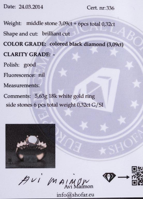 RING, 18K vitguld, svart färgad diamant, 3,09 ct, sidodiamanter tot. 0,32 ct. Vikt 5,6 g. Intyg 336.