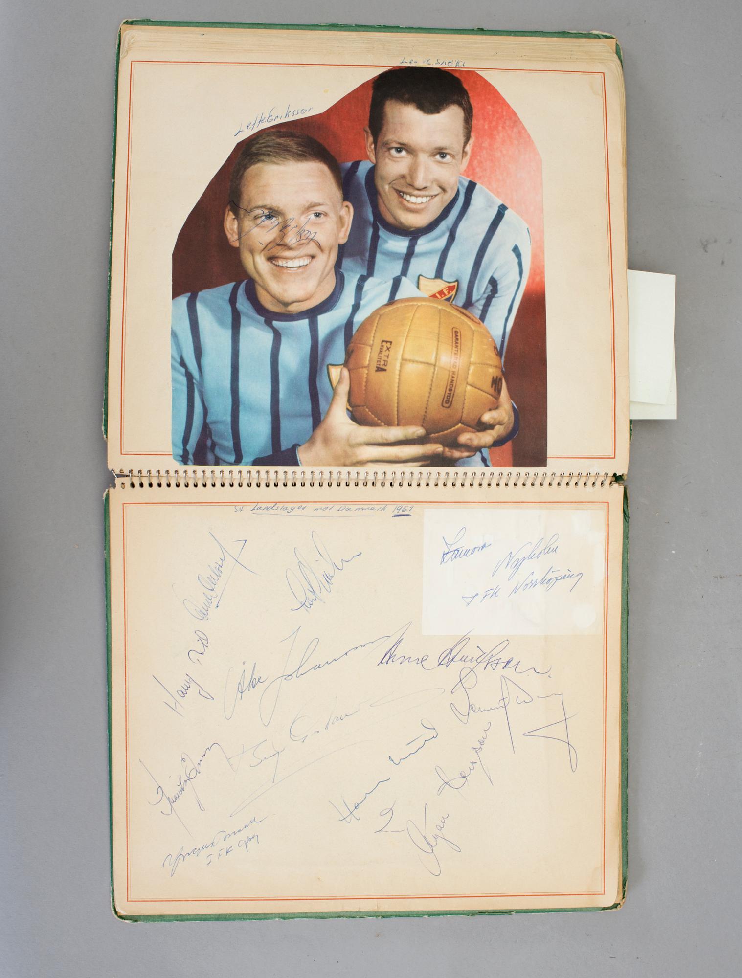 SAMLING FOTBOLLSAUTOGRAFER, bla Ryska landslaget -64, Benfica, Nacka Skoglund, Prawitz Öberg, 1960-70-tal.