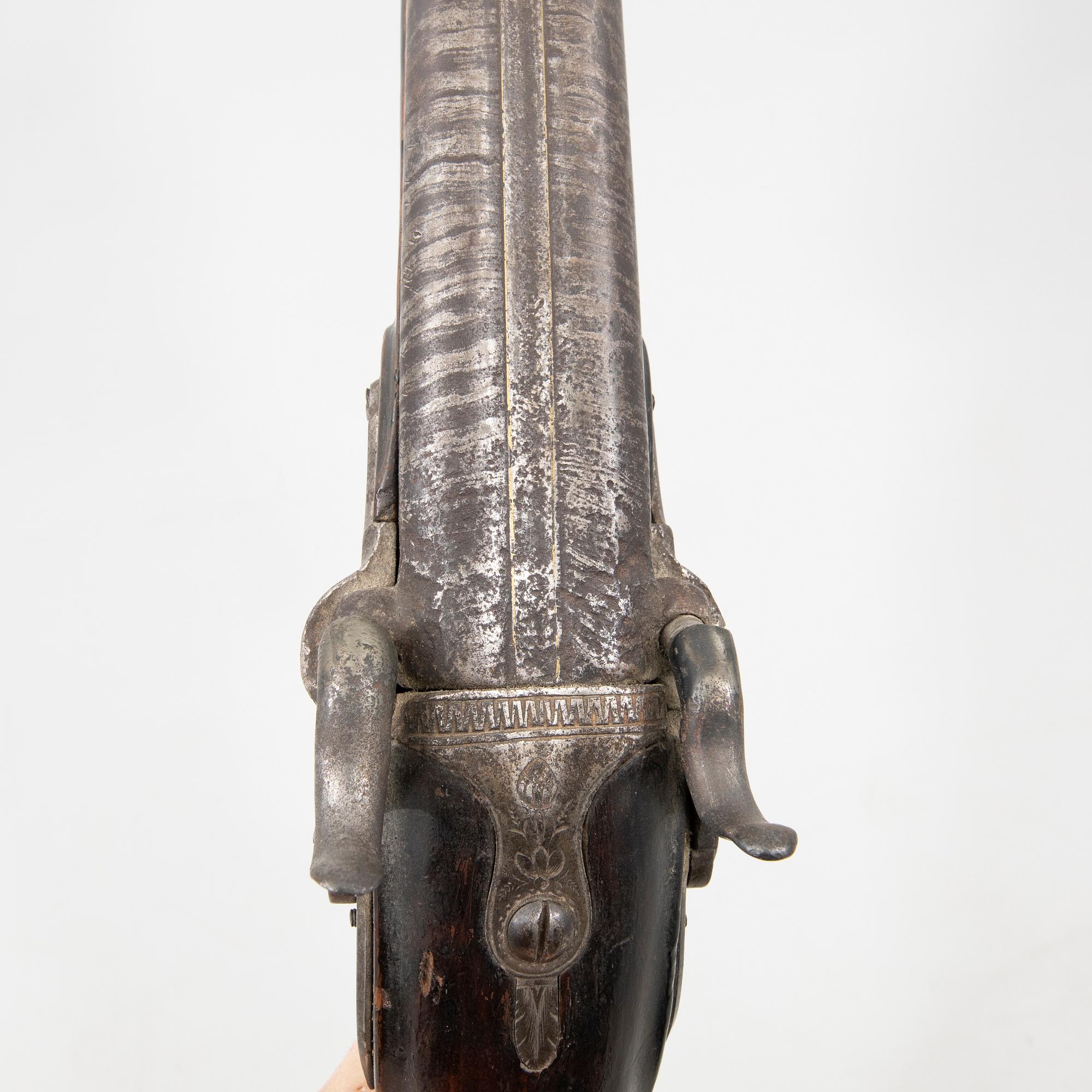 Slaglåsgevär, dubbelpipigt, ändrat från flintlås, 1800-tal.