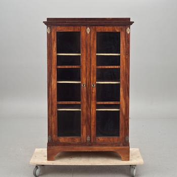 VITRINSKÅP, Karl Johan, 1800-talets första hälft.