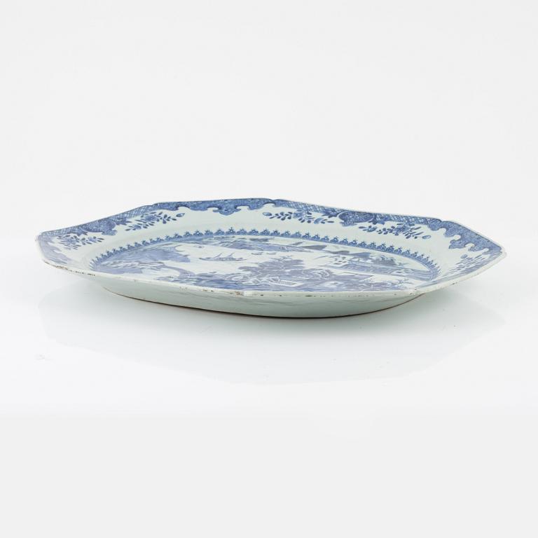 A blue and white serving dish, Qing dynasty, Qianlong (1736-95).