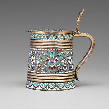 185. Vasily Agafonov sannolikt, dryckeskanna, silver och emalj, Moskva 1899-1908.