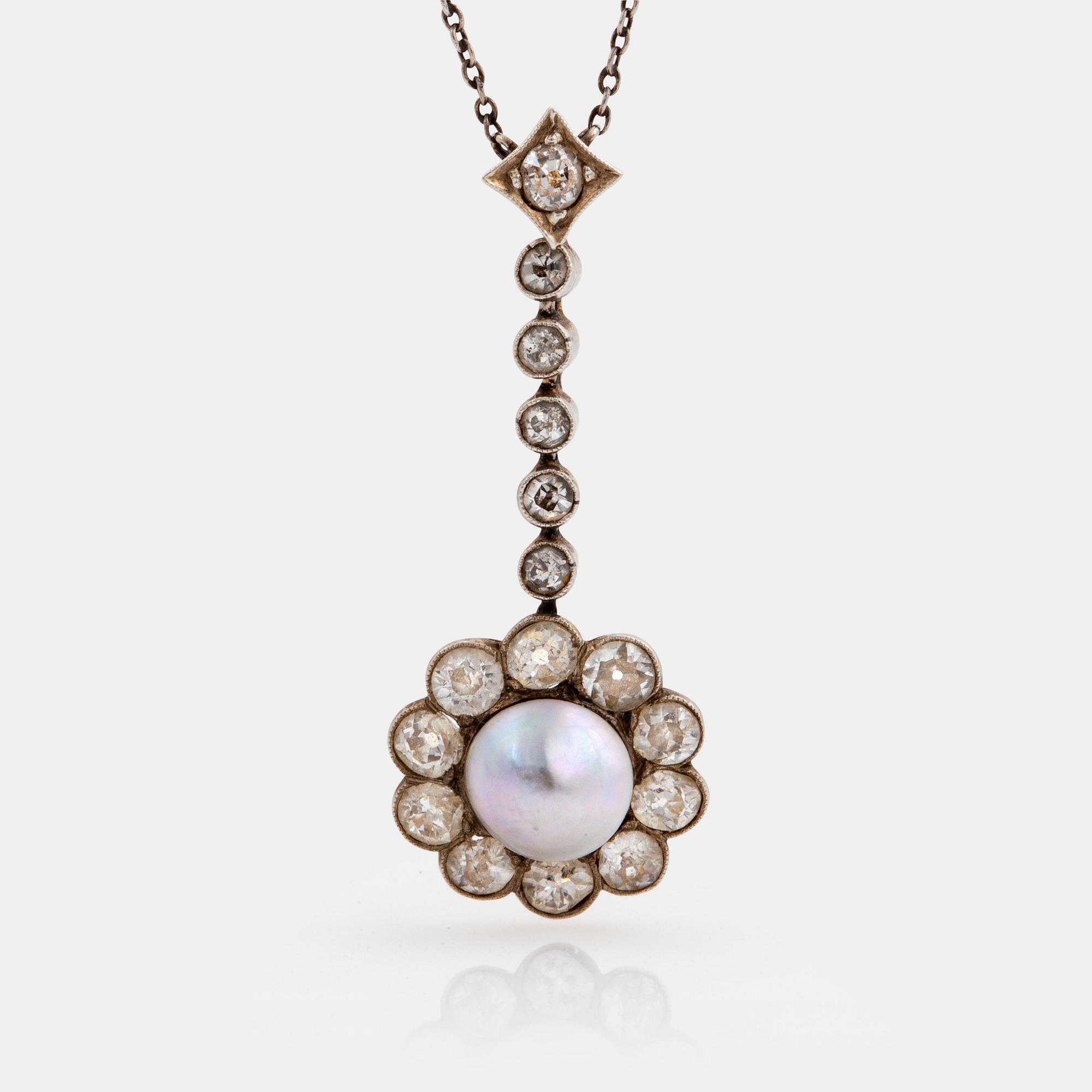 Hängsmycke med en boutonformad pärla och gammalslipade diamanter.