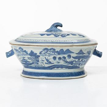 A blue and white tureen with cover, and a blue and white pot, porcelain, China, Qing dynasty 19th century.
