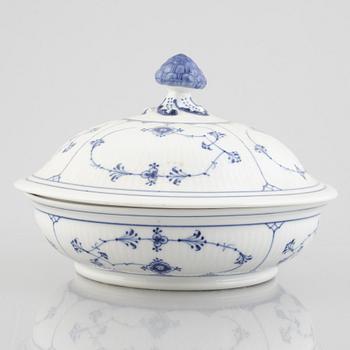 Karott / ragufat med lock, porslin, Royal Copenhagen, "Musselmalet", modell 397, 1898-1923.