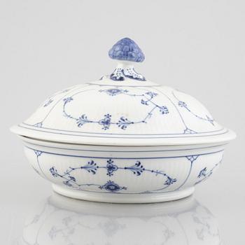 A 'Blue Fluted' / 'Musselmalet rifflet' porcelain tureen / ragout dish with cover, Royal Copenhagen, mod 397, 1898-1923.