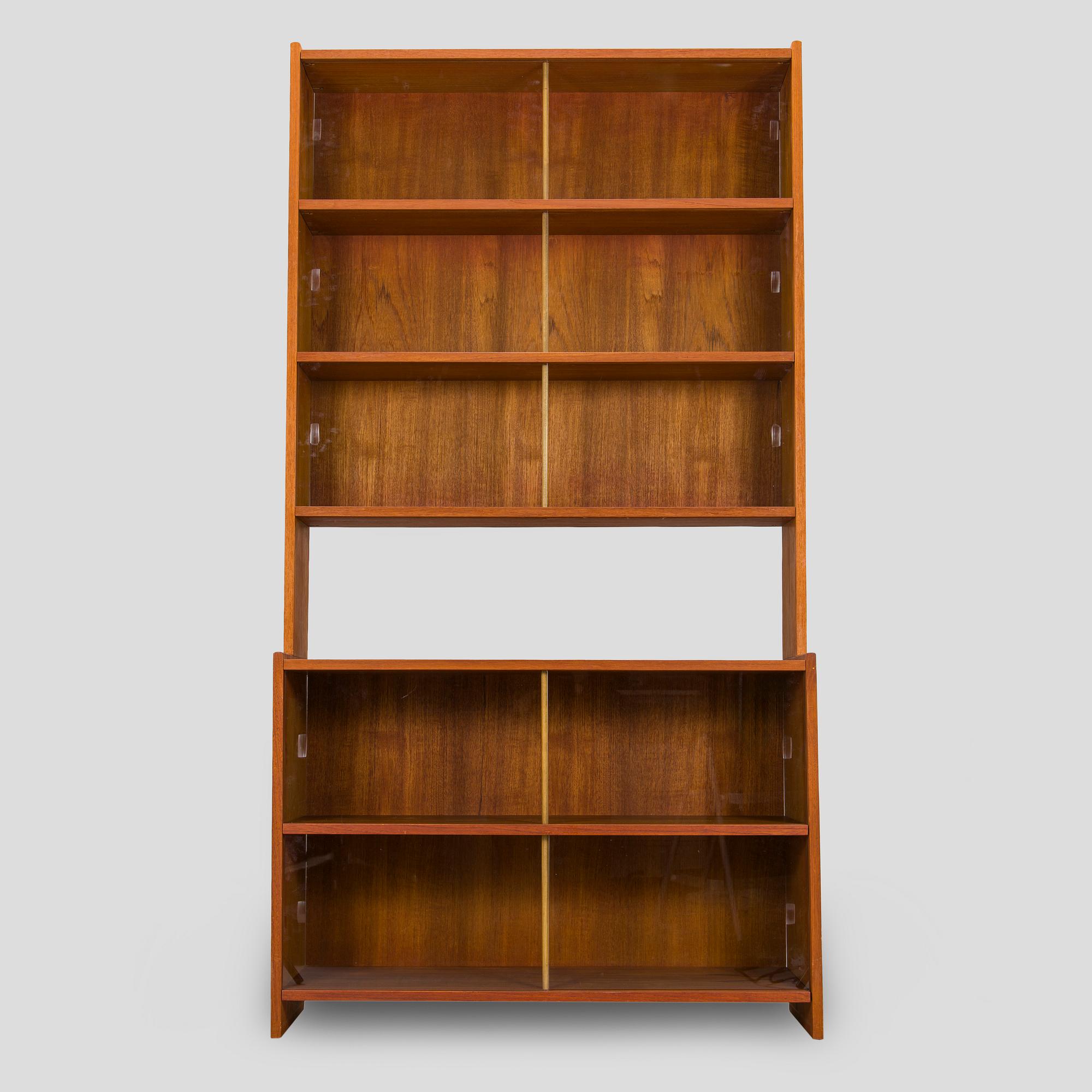 Bokhylla med vitrinskjutdörrar, 1900-talets mitt.