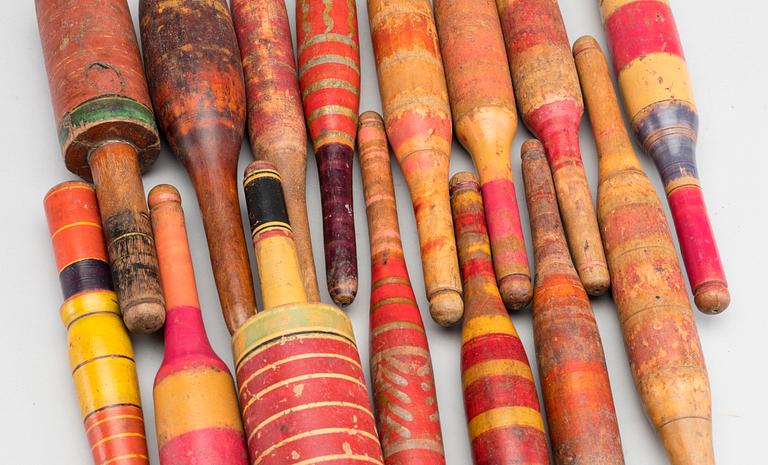 A SET OF 15 CHAPATI ROLLING PIN FROM INDIA, 20TH CENTURY.