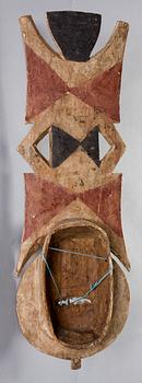 MASK, trä, Afrika. 1900-tal.