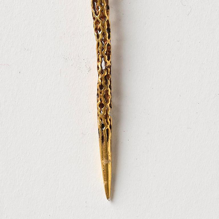 An elegant gold dragon shaped hair pin, Qing dynasty, Qianlong (1736-95).