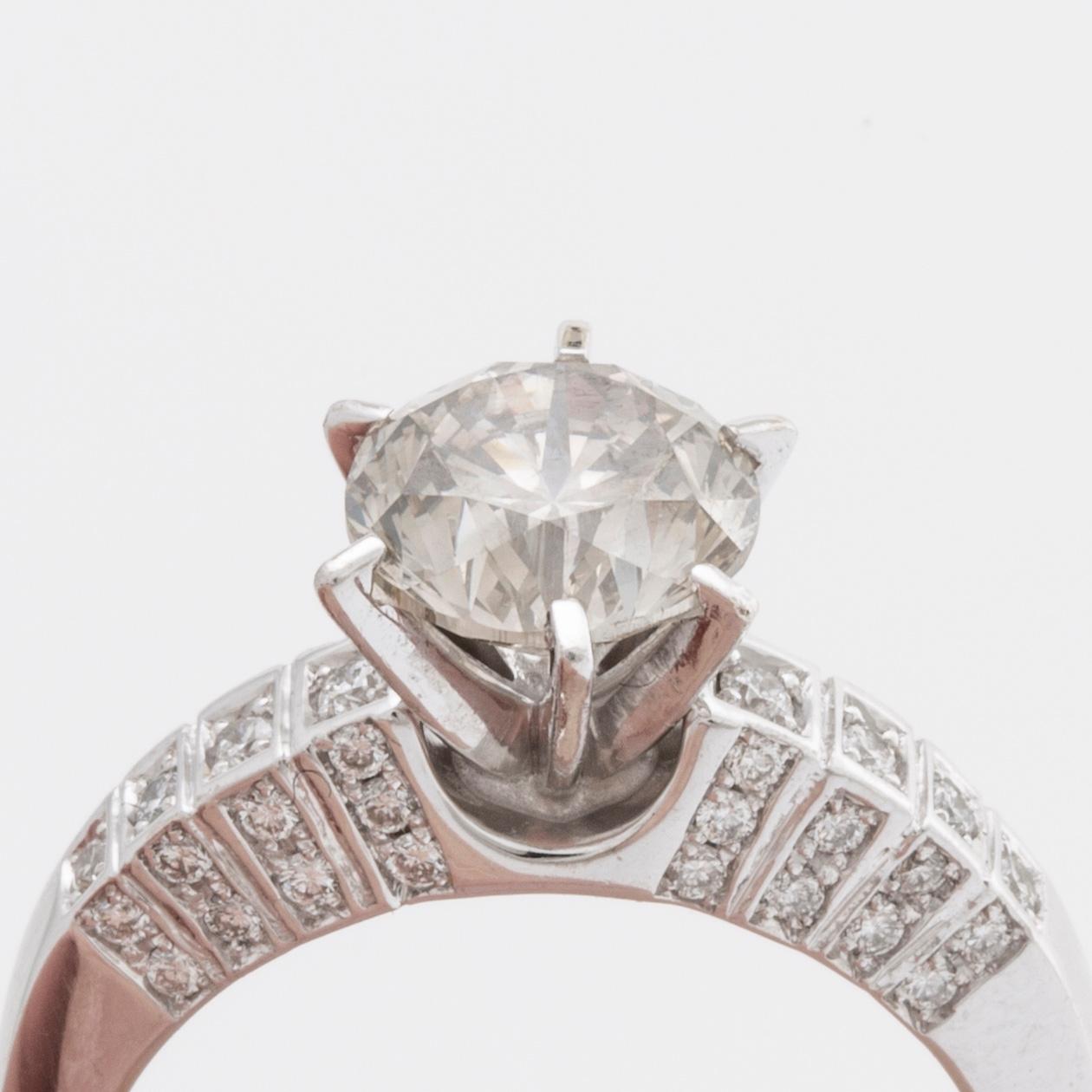 RING 14K vitguld m 1 briljant ca 1,8 ct, ca L-M VS, sidostenar ca 0,25 ct totalt.